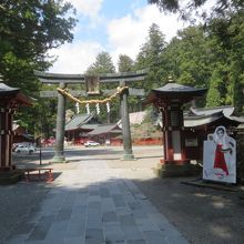 楼門をくぐるとあります