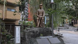 何故かバットを持った野球のユニフォーム姿の正岡子規