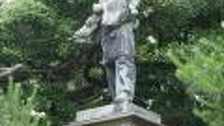 庭園の雰囲気にそぐわない銅像