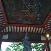 手水舎の高村光雲作の龍神像「沙竭羅龍王像」