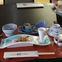 夕食の様子。海の幸が多数登場。美味しかったです。