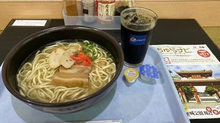 那覇空港内にある定食屋さん。地元の沖縄飯が食べられます。