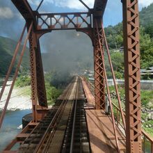 後方展望：八代側の側の鎌瀬駅から球磨川へ・・・