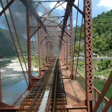 後方展望車から：全長２０７メートル、只今球磨川通過中！