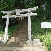 急こう配の石段を登った先に小さな祠