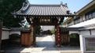 木造で美しいデザインの本堂