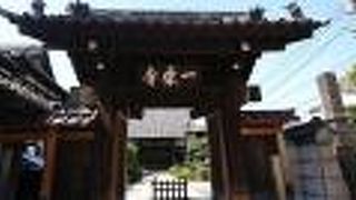 歴史の重みを感じる山門