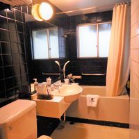 横に長く広いけど、トイレの前の壁までの距離が近い…