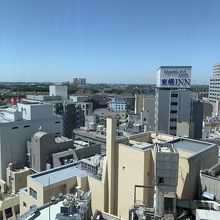 テーブルからの眺め。１１階は視線を遮る建物なし