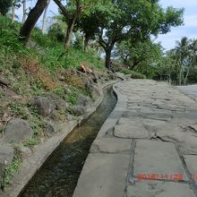 近くで見ると上流に水が流れて行くように