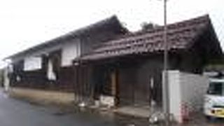 駅から鶴岡公園に行く途中にあります。