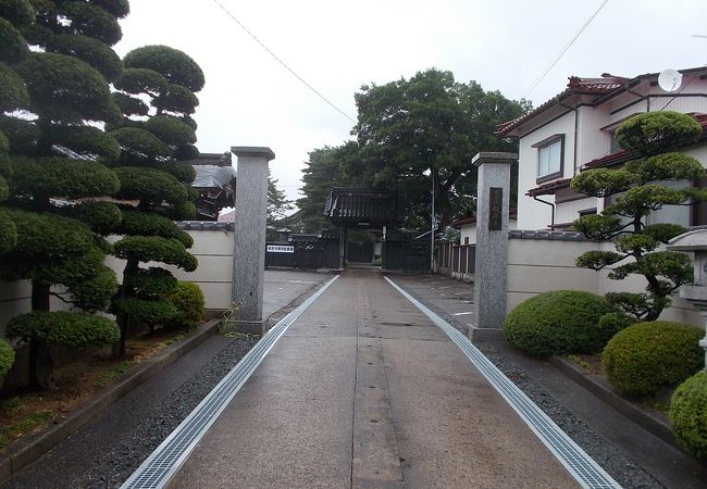 鶴岡駅から10分程度の場所にあります。