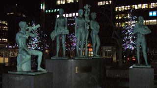 夜のライトアップはありません