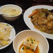 西新宿の中華料理屋で五目焼きそばランチ