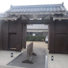 道路側（北側）からの門の様子