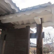 小屋根が設置され、高麗門としての優美さを感じることが出来ます
