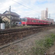 境内のすぐ脇を名鉄・JRの線路が通じています