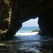 遠くに神子元島が見える