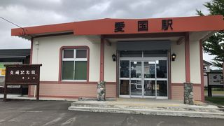 小さな鉄道博物館を兼ねている