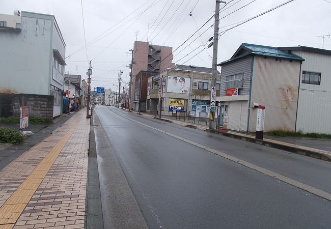 新庄駅から西に延びる通りの一部です。