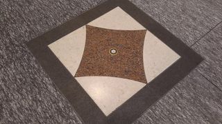 東京駅中央通路にあります（浜口首相遭難現場）