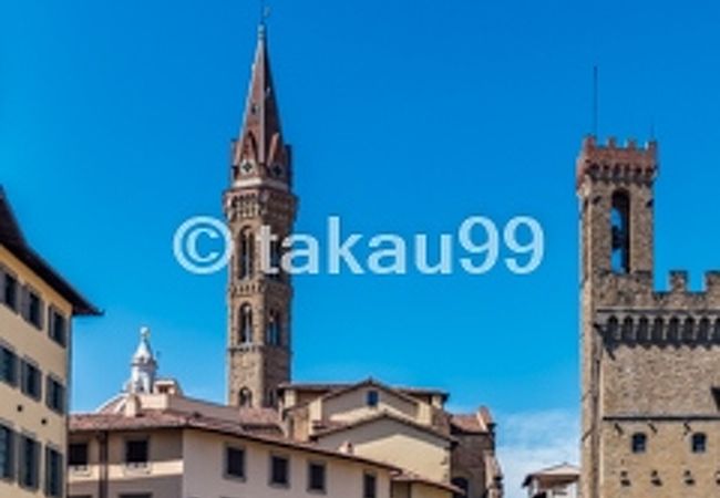 教会の塔はバルジェロ美術館の塔よりもかなり高いです。