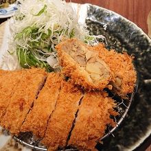 「ヒレカツとジャガイモコロッケの定食」￥1860を注文。