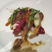 メインのステーキは赤身で柔らか。