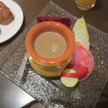 バーニャカウダーのソースは下から蝋燭で温めています。