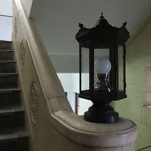 階段の親柱の電灯