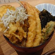 サクサクと美味しい天ぷらがてんこ盛りの丼、お茶漬け用の熱々な出汁。漬物と美味な塩・七味も付きサービス最高。(*ﾟ∀ﾟ*)