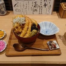 「はなたれ天丼」￥1000をご飯大盛(無料)で注文。