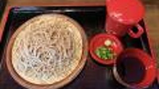 カウンター席からは、バット職人が作ったバットや有名野球選手のサインボールを見ながら蕎麦を楽しめます!