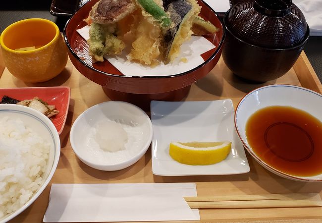 遅くまでランチをやっていてコスパ◎