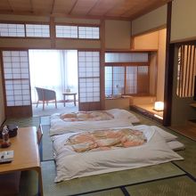 お部屋は和室。接触を最低限にするため布団が先に敷かれてます