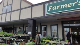 マーケットで買い物