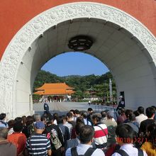 門の前に人が＝交代式を見るために