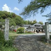 山の緑を背景にした境内や墓地は気持ちの良い眺め