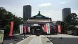 色鮮やかな朱色の建物