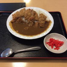 カレーに紅生姜をつけるのは沖縄風なのかな？