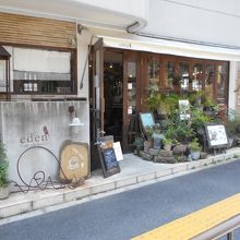 江坂駅の近くのしゃれたカフェです。