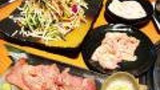 レーンに乗ってドーンと運ばれる焼肉店 