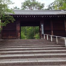 どっしりとした門です