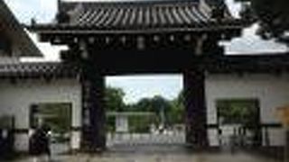 円山公園から入ることができる門