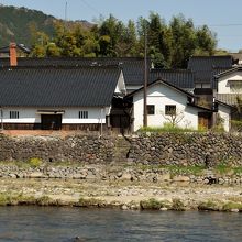 家々の後ろに石垣が