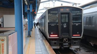 車端部の二列席はシートピッチが狭い