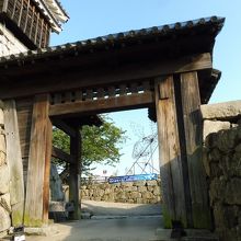 鏡柱にも扉を付けた形跡は有りません