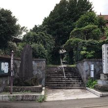 通りから見た花応院の入口