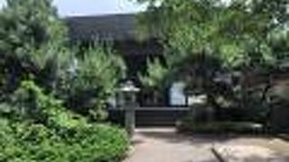 近代的なデザインの本堂？