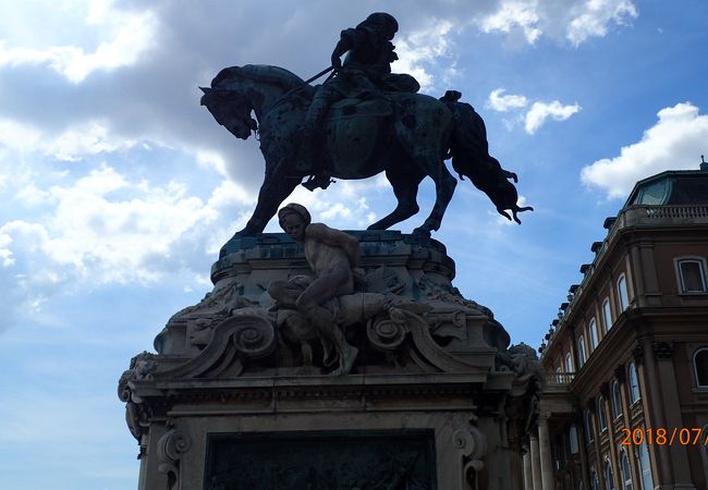 ハンガリーのブタペストの王宮の前にある騎馬像ですが、フランス生まれのオーストリア人です。